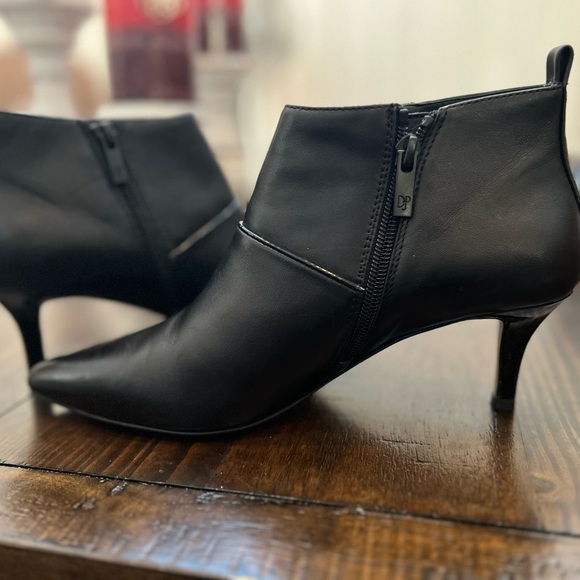 Donald J. Pliner Black Heels with Stiletto Heel and Side Zipper - Picture 1 of 2